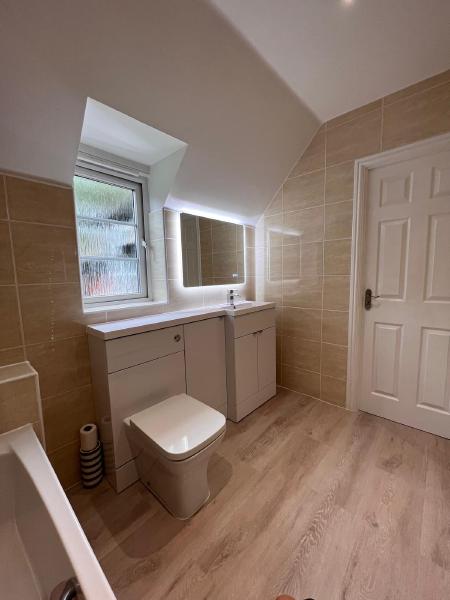 Warm, modern bathroom design